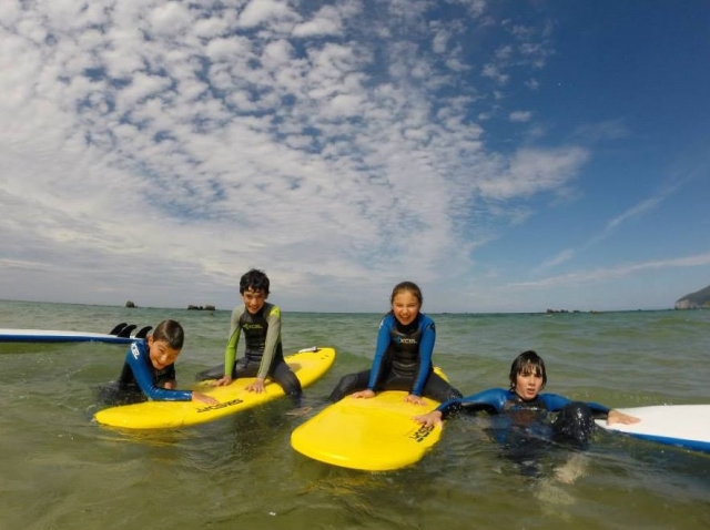 Niños aprendiendo a hacer Paddle Surf